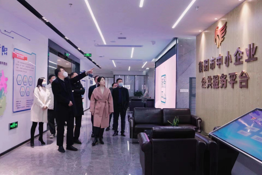  市工信局党组书记、局长邹锟一行到市中小企业服务中心调研
